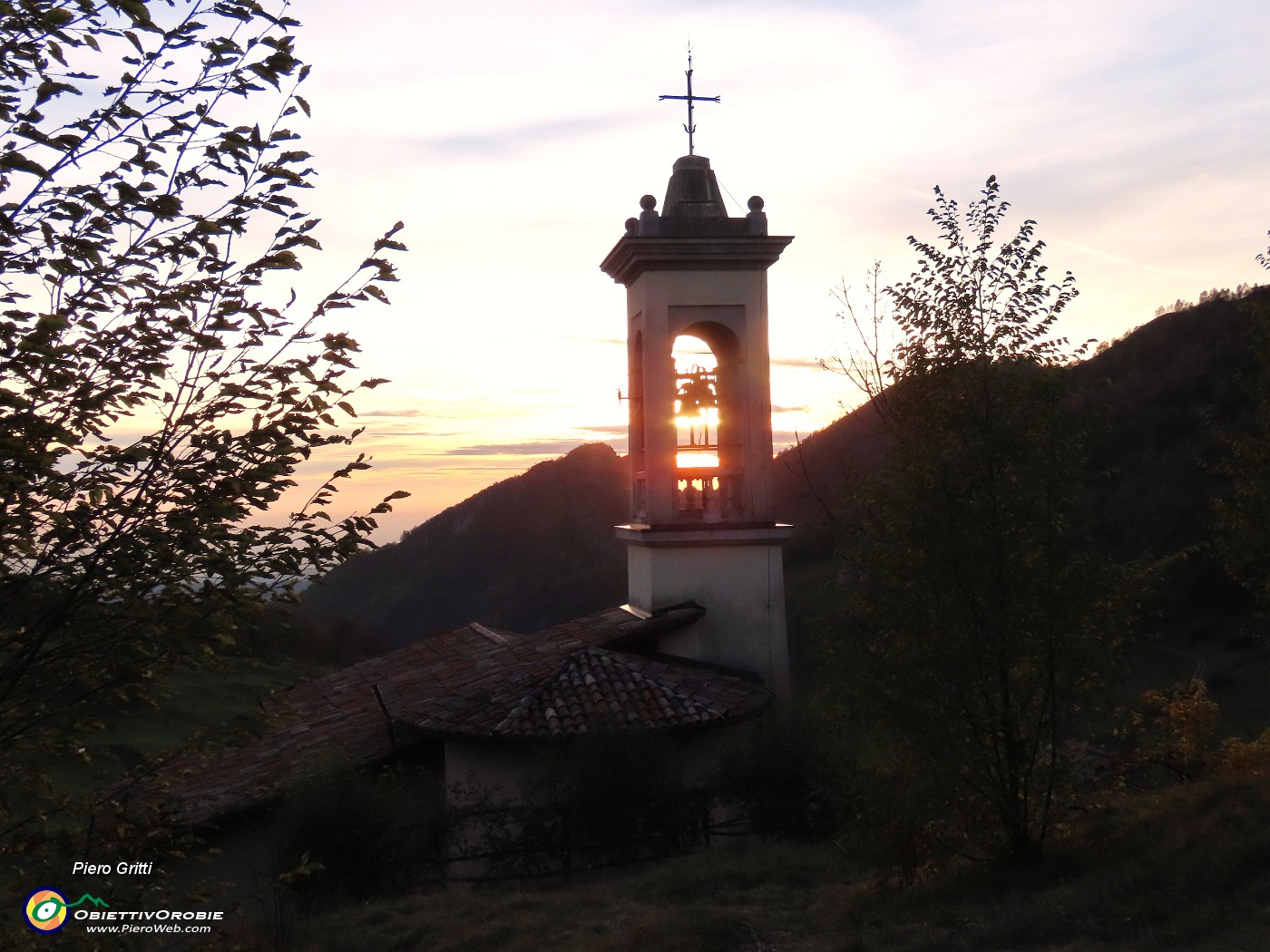 68 Il sole tramonta ...tra le campane.JPG